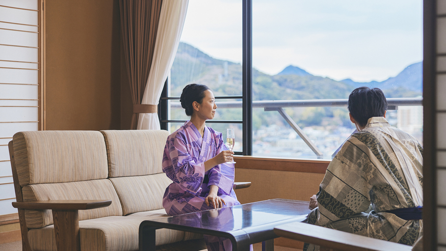【和洋室】伊豆長岡の景色を肴に、豊かで静かなひとときをお楽しみください。