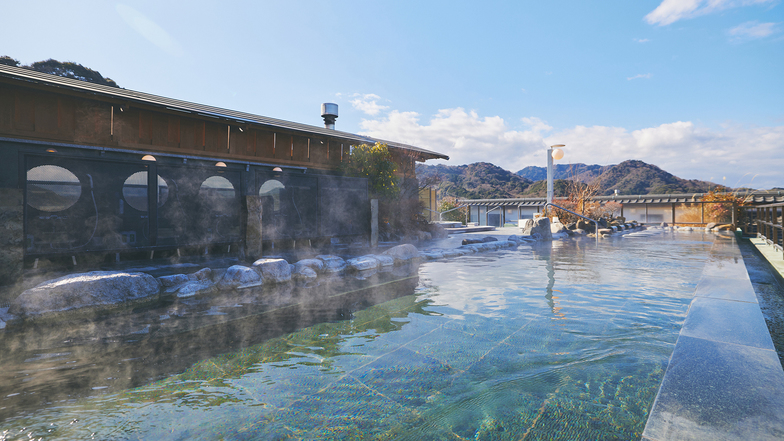 【天空露天風呂】殿方全長約15メートルの大スケールの露天風呂