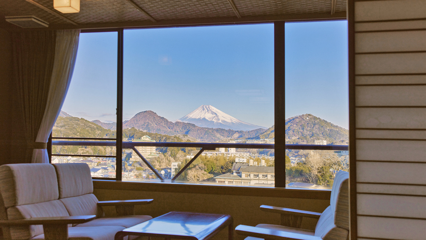 【和洋室】広くゆったりした空間で、伊豆長岡の景色を肴に、豊かで静かなひとときをお楽しみください。