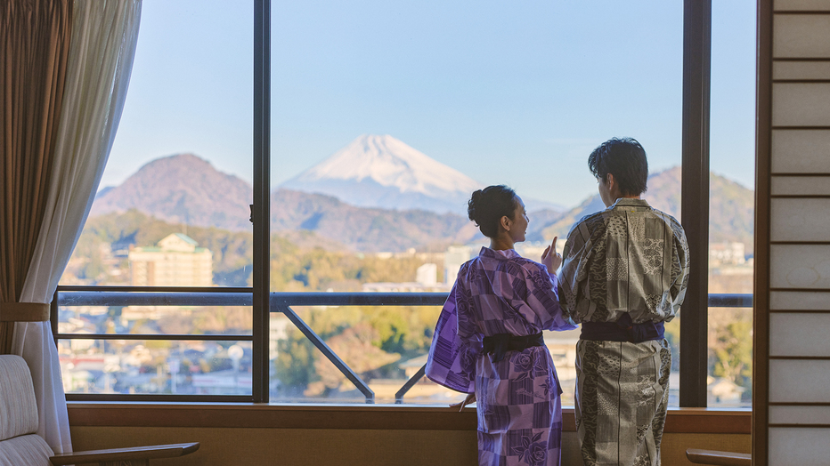 【和洋室】採光降り注ぐ大きな窓一面からは雄大な富士山の眺望がお楽しみいただけます。