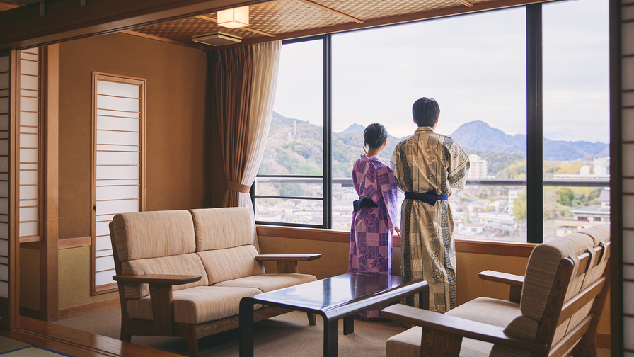 【和洋室】大きな窓からは、伊豆長岡の街並みや伊豆の山々を望みます