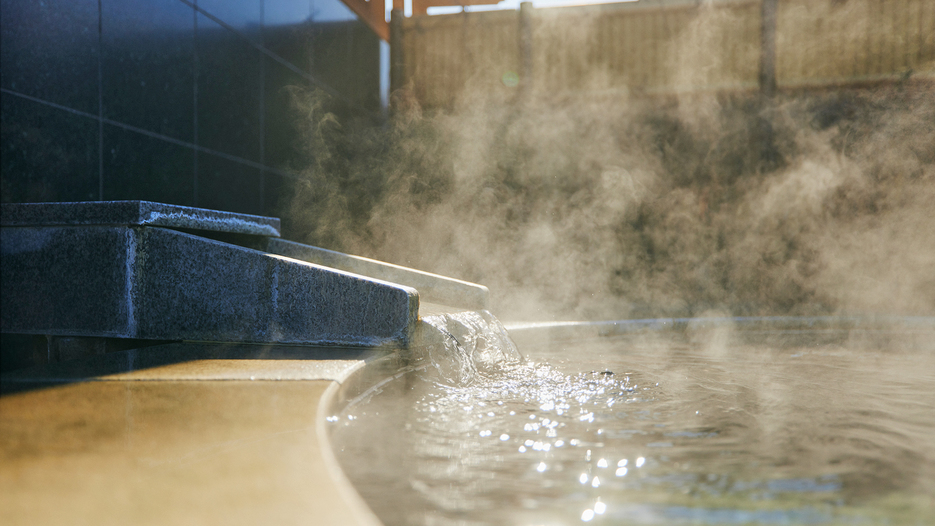 伊豆半島でも有数の湯量を誇る伊豆長岡温泉をたっぷりの湯量で