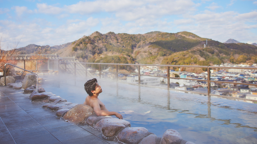 【天空露天風呂】高台から伊豆長岡の街並みや山々を望む屋上天空露天風呂