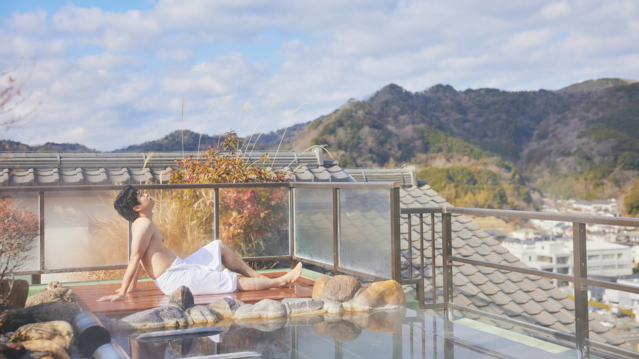 見上げれば、すぐそばに、包まれるような大空が広がる、天空露天風呂。