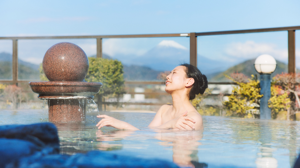 【天空露天風呂】晴れた日には富士山を望む屋上展望露天風呂
