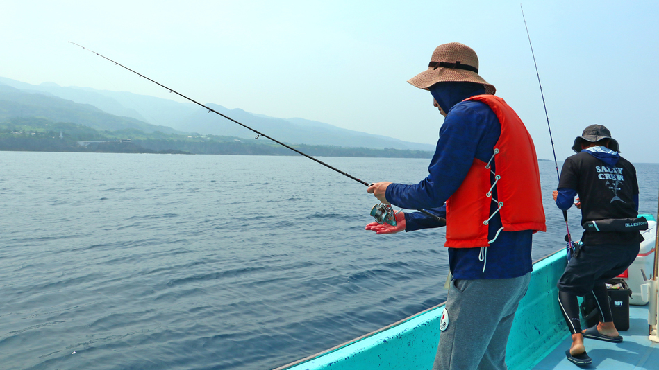 【#船釣り】釣りの様子。当荘周辺ではクロダイ、メジナ等季節によって釣れる魚は様々。