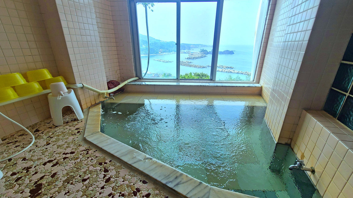【#お風呂】当荘の展望風呂からは日本海が見渡せます♪佐渡の豊かな自然を見ながらお寛ぎください。