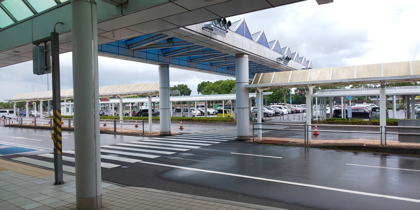 鹿児島空港送迎の方は横断歩道を駐車場までお進みください。