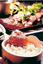 冬の名物、日本海の蟹を贅沢に使用した炊き込みご飯