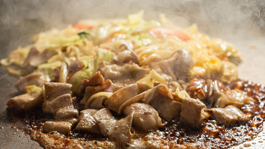 ホルモン焼きうどん（ご当地グルメ）※イメージ