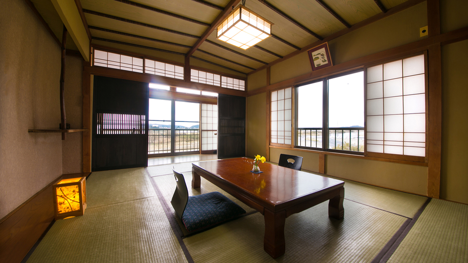 【桐の間】窓の多い開放感のある角部屋。四季折々の那珂川の表情の変化をご堪能ください。