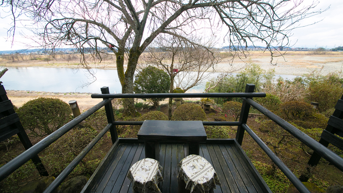 【１階テラス付き客室】テラスからは那珂川を望むことができ、安らぎのひとときをお過ごしいただけます。