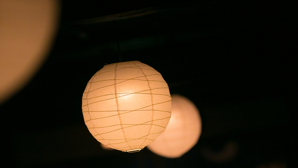 【館内施設】奈良時代から受け継がれる烏山和紙。その風合いが、明かりも温かなものへと変えていきます。