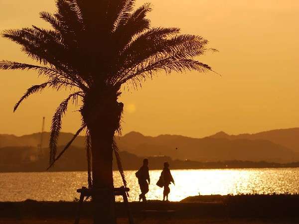 ホテルの目の前が海！夕陽が沈む海辺のお散歩もいかが？