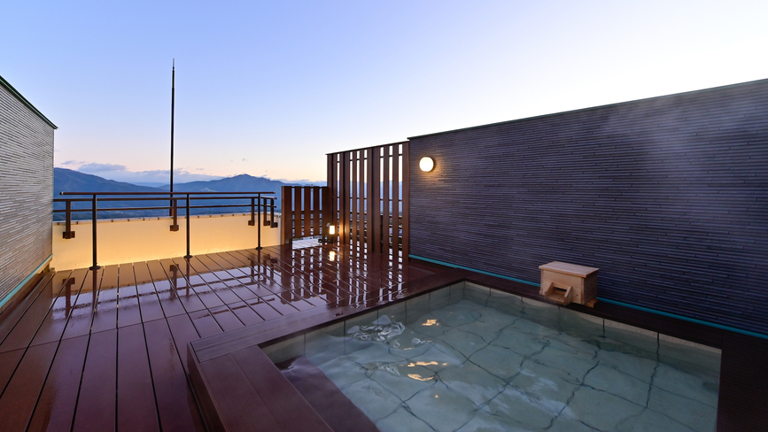 展望露天風呂「浮雲-うきぐも-」の朝焼け。絶景が広がります。
