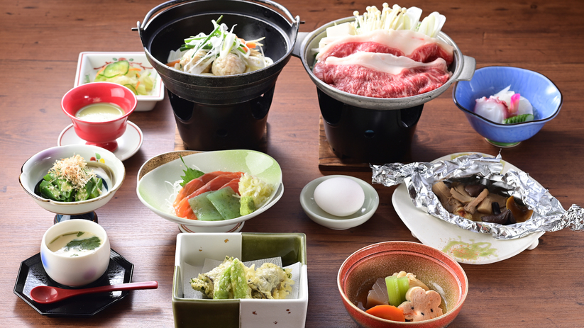 霜降りが美しい上州牛と新鮮な上州野菜をふんだんに盛り込んだ「上州牛」のすき焼き