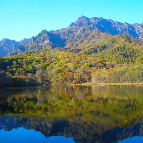*【周辺】鏡池の湖面に映える紅葉の景色は、まさに絶景です。