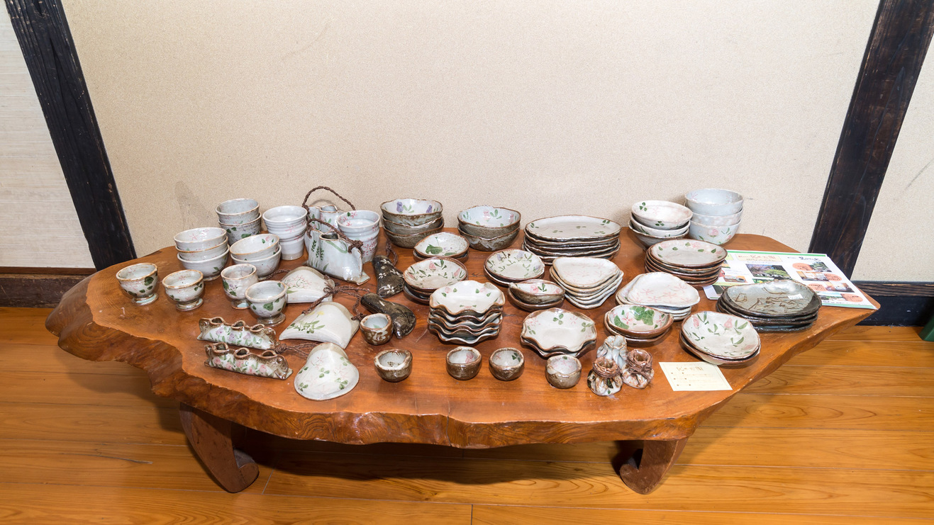 *【館内一例】並べられた陶芸の数々。