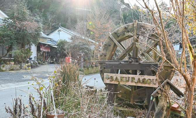 *【館内・施設（一例）】小さな水車が皆様をお出迎え♪