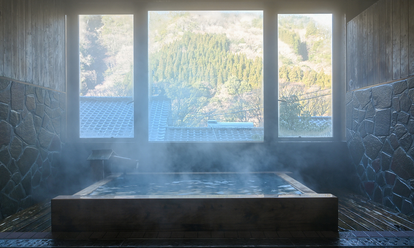 *【檜風呂】温泉ではございませんが、窓から秘境ならではの山間風景をお楽しみいただけます。