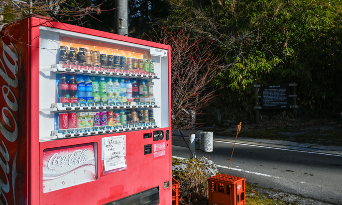 *【自動販売機】周辺にコンビニ等ございませんので、駐車場の敷地内に自動販売機をご用意しております。