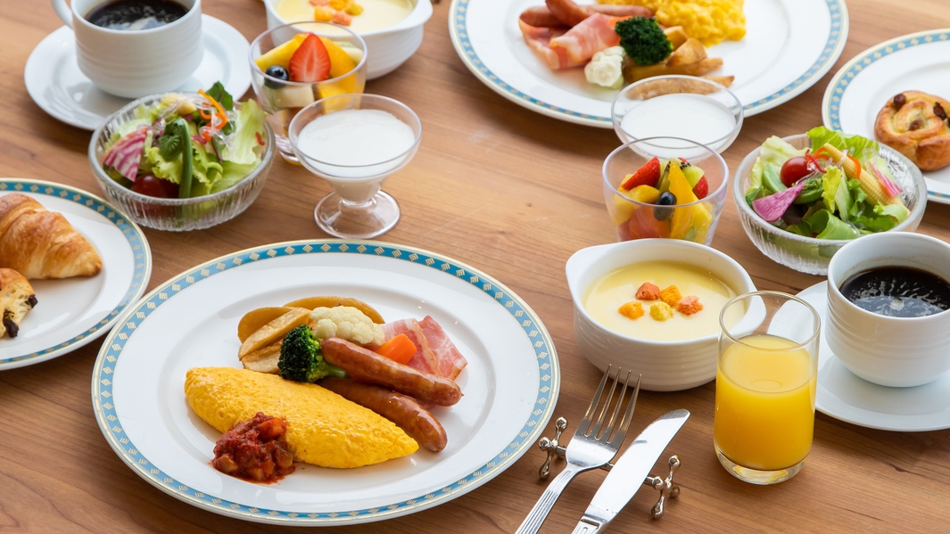 【7:00】旅先の朝は、好きなものから始まる。地元食材を使った和洋食のブッフェ。①