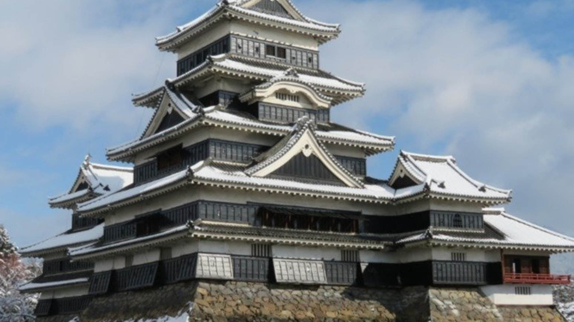 【松本城】5層6階の天守を持つ日本最古の国宝の城。（ホテルより車で約2時間）