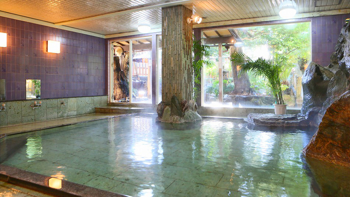 男性大浴場湯量たっぷりの伊東温泉は一晩中入り放題！思う存分お楽しみください。