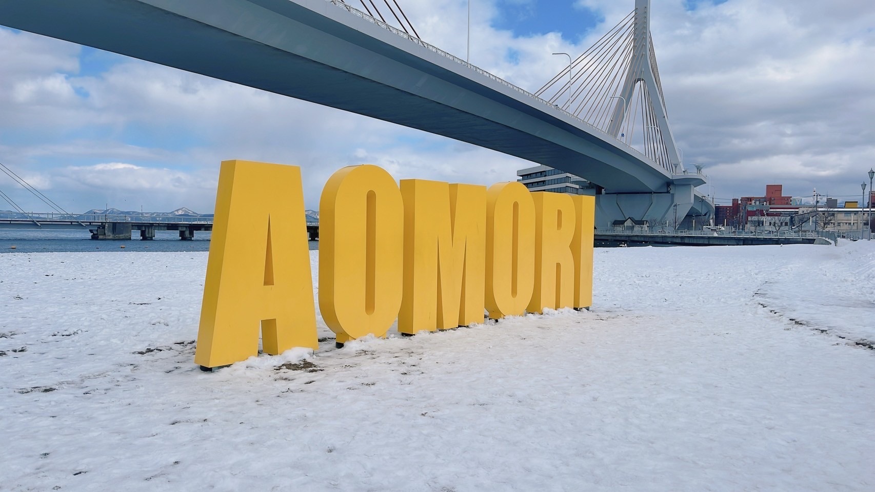 「AOMORI」文字モニュメント