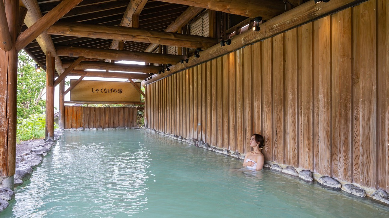 【しゃくなげの湯】木々のぬくもりを感じるしゃくなげの湯で心地よいひとときを。※女性専用