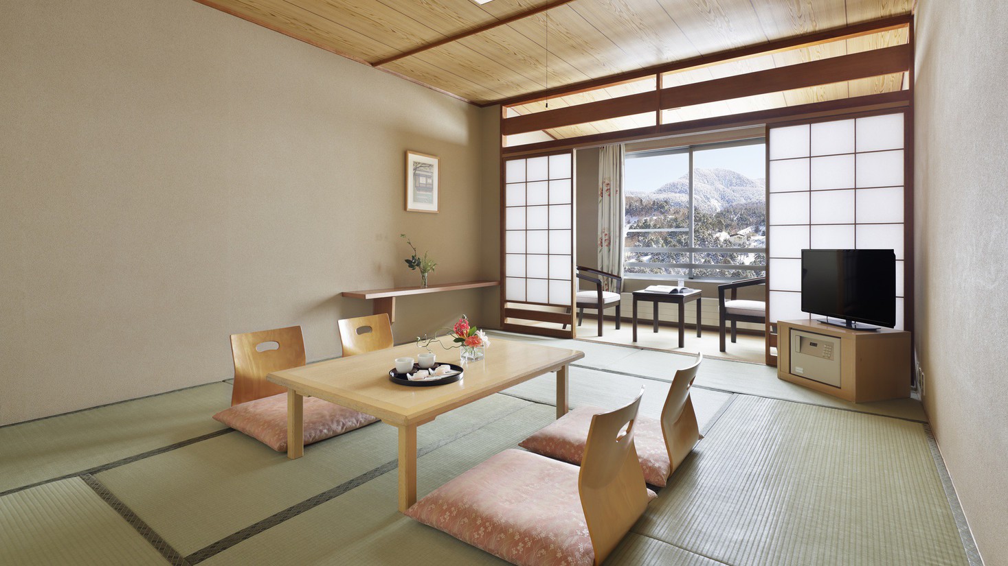 【本館 和室】心地よい和の温もりを感じるお部屋でのんびりとくつろぐことができます。