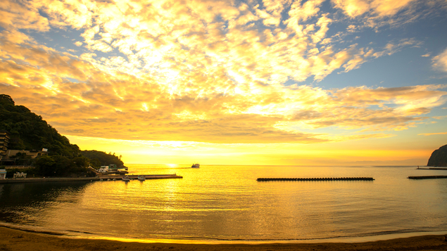 ビーチに沈む美しい夕日のシーン