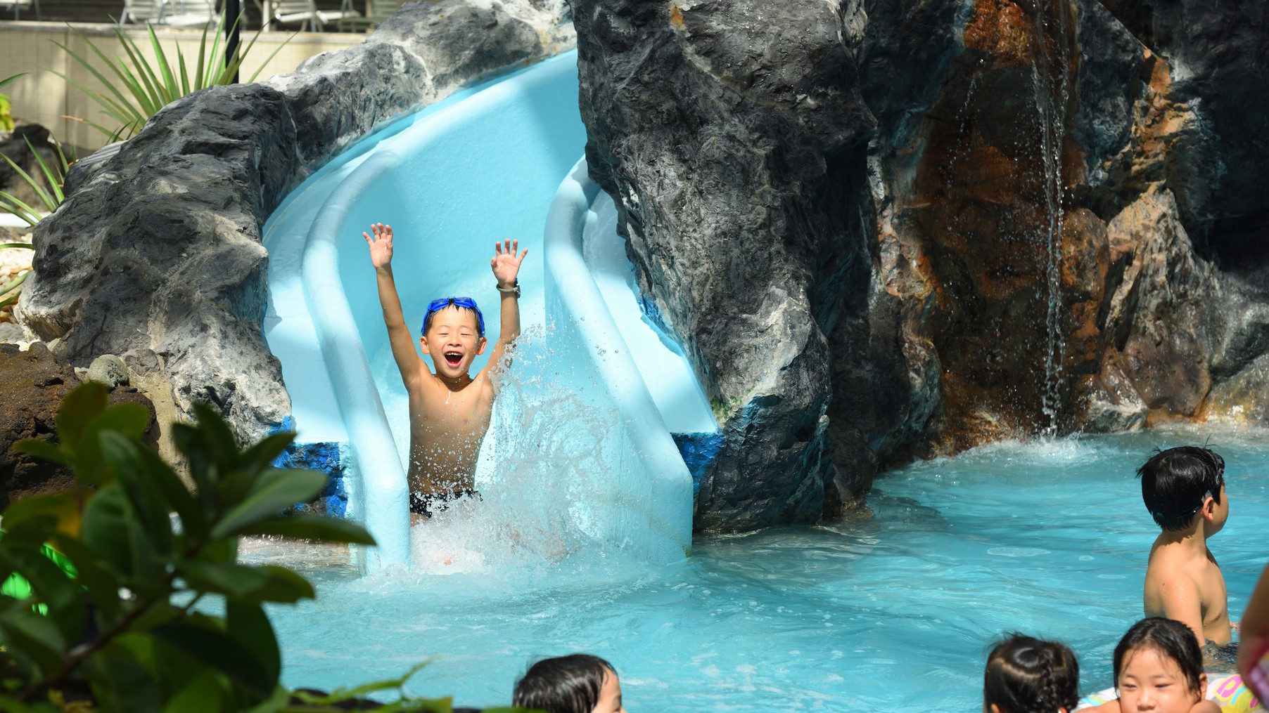 天気を気にせず遊べる全天候型ドームプール