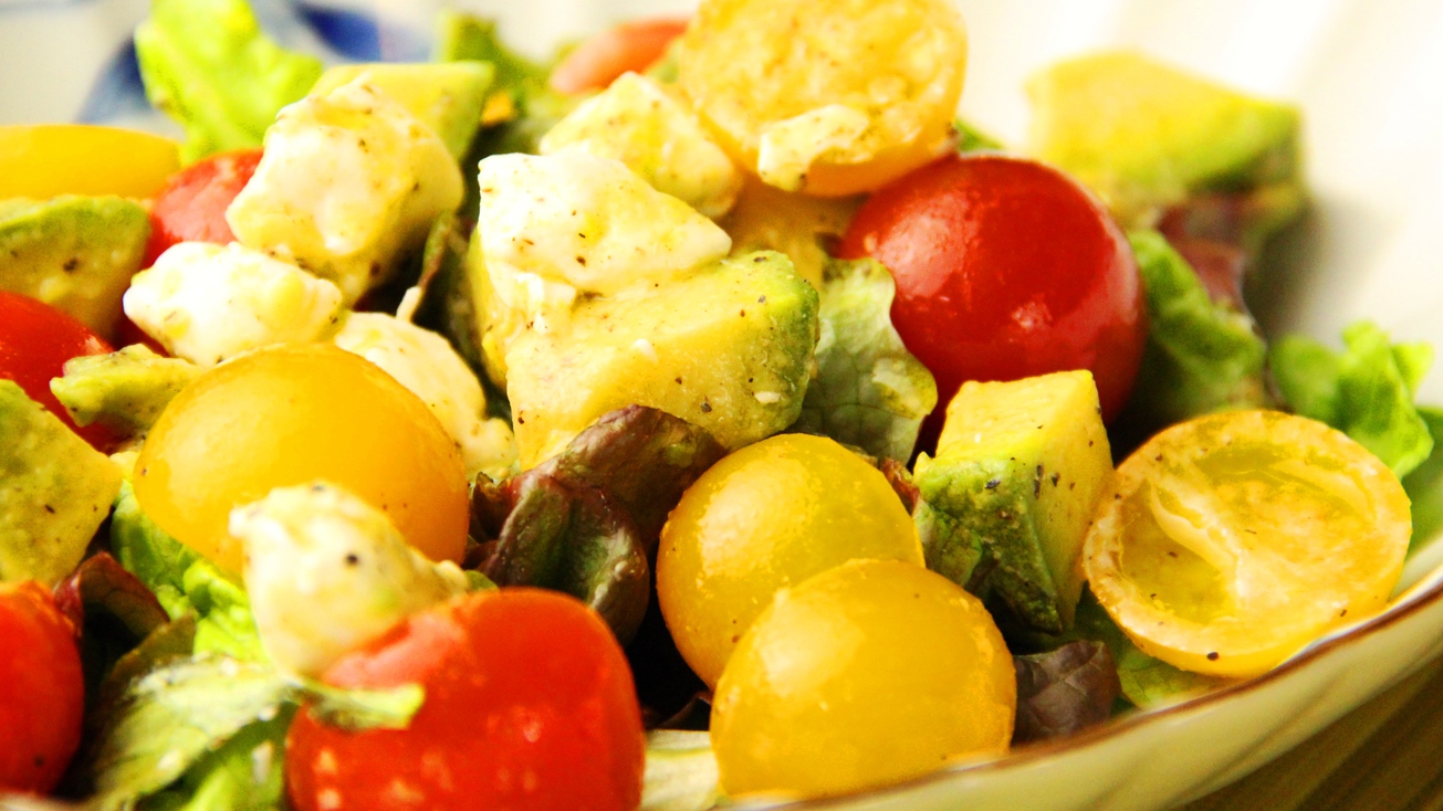 【夕食一例】新鮮な野菜をふんだんに使ったサラダ。