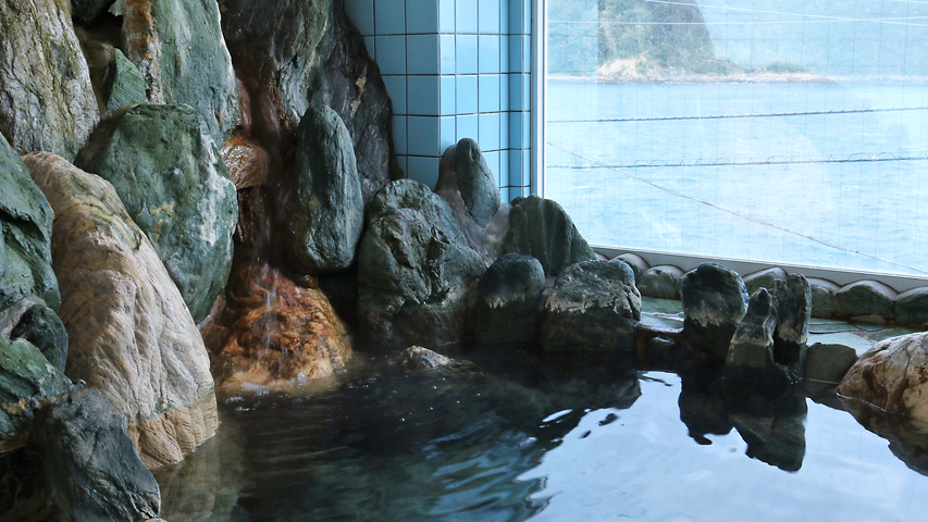 【天然温泉】ちょっと熱めのお風呂ですので、旅の疲れも遊びの 疲れも吹っ飛びます