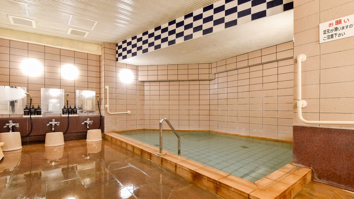 *男性用大浴場／24時間入浴可能。明るく広々とした湯船でさっぱりと汗を流して下さい。 