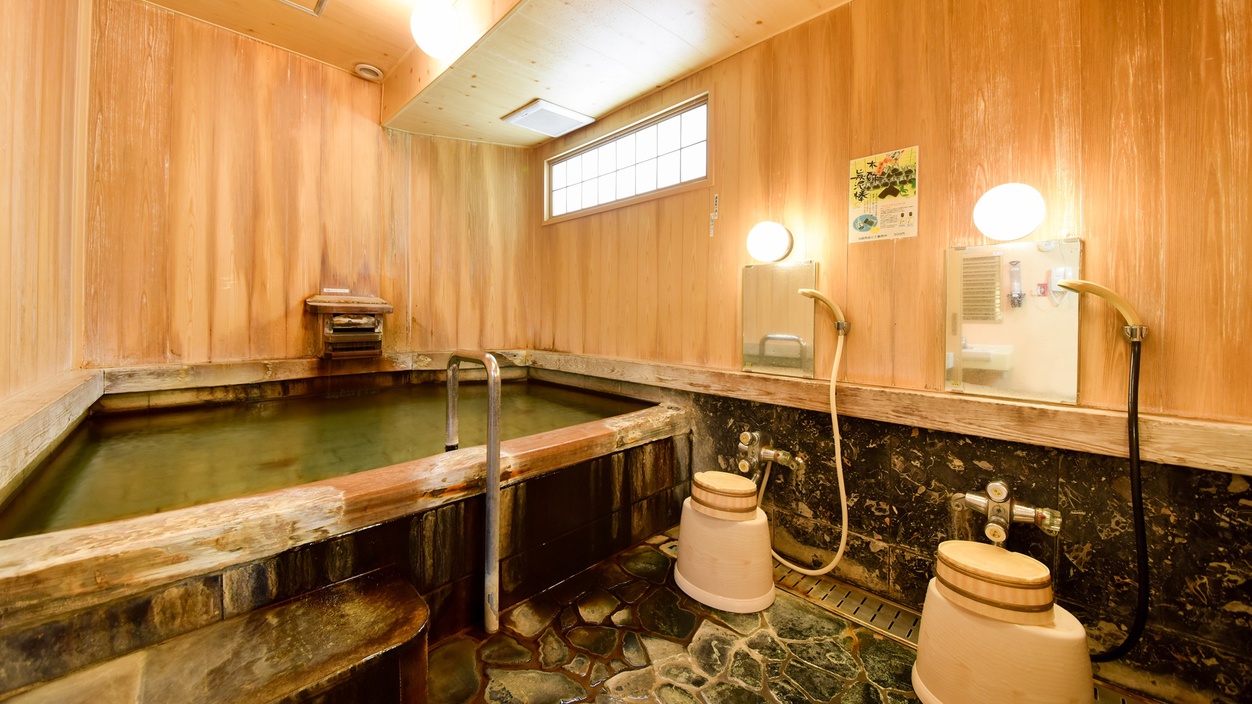 *貸切風呂『渚の檜隠し湯』／檜をふんだんに使ったお風呂は温泉宿ならではの風情が楽しめます。