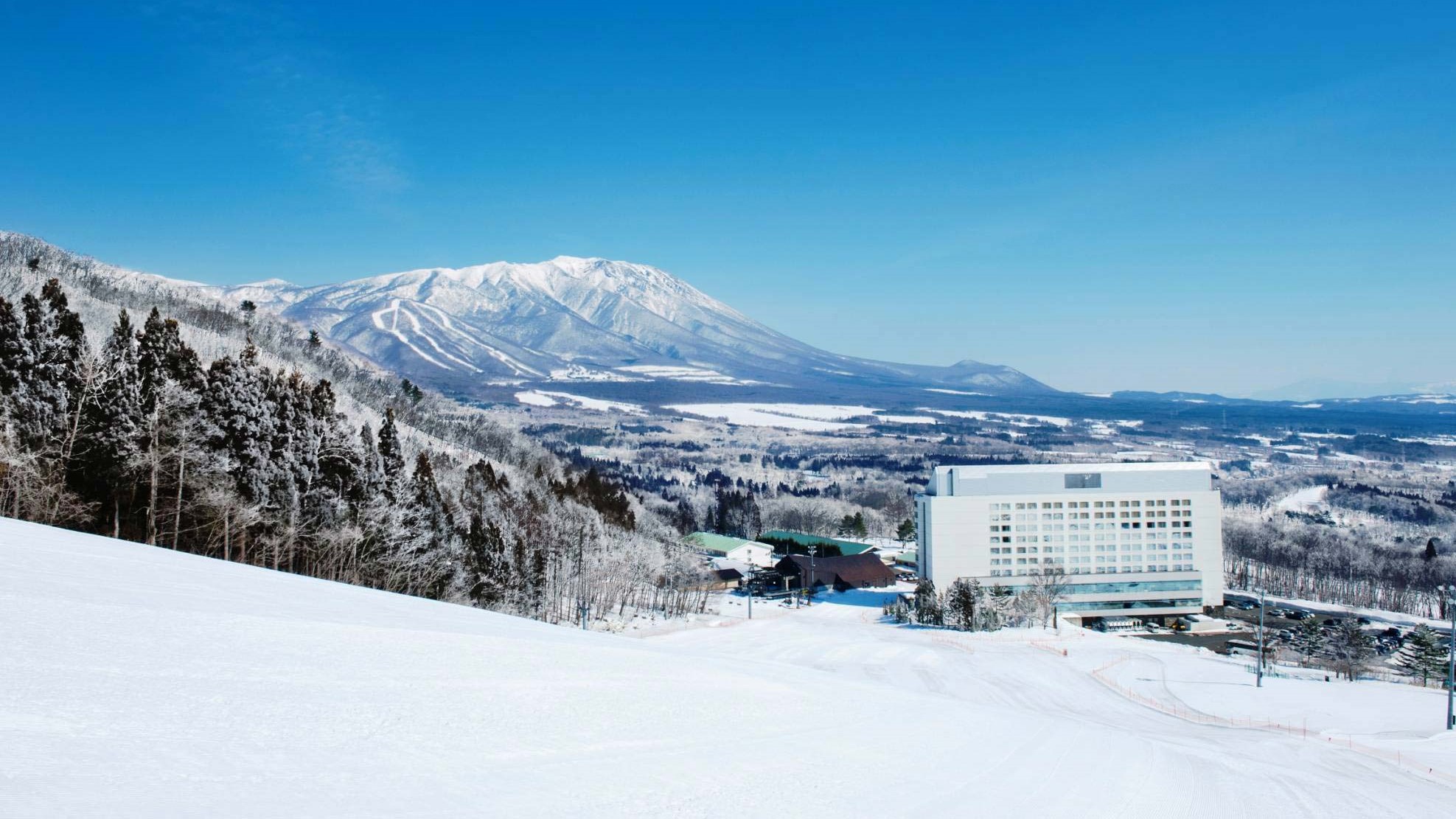 【ホテル外観（冬）】雫石スキー場とホテルと岩手山