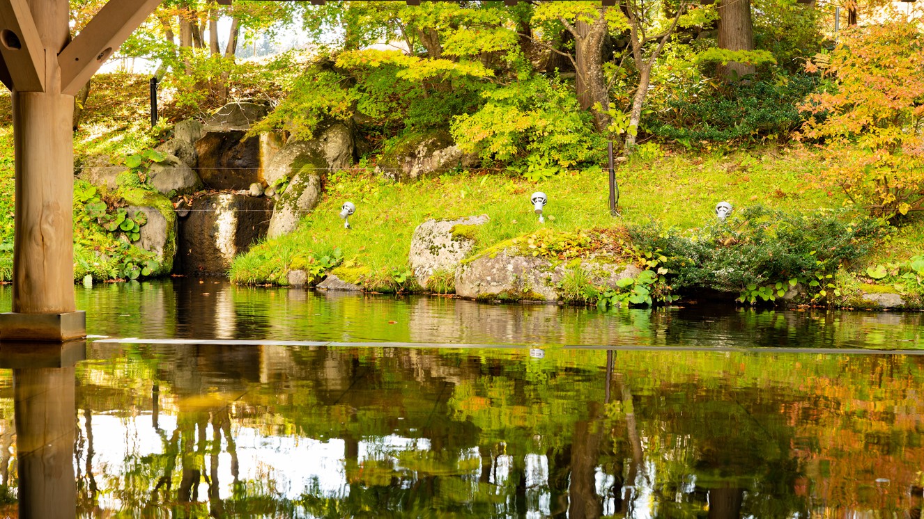 【雫石高倉温泉（秋）】秋には紅葉露天風呂がお楽しみいただけます。