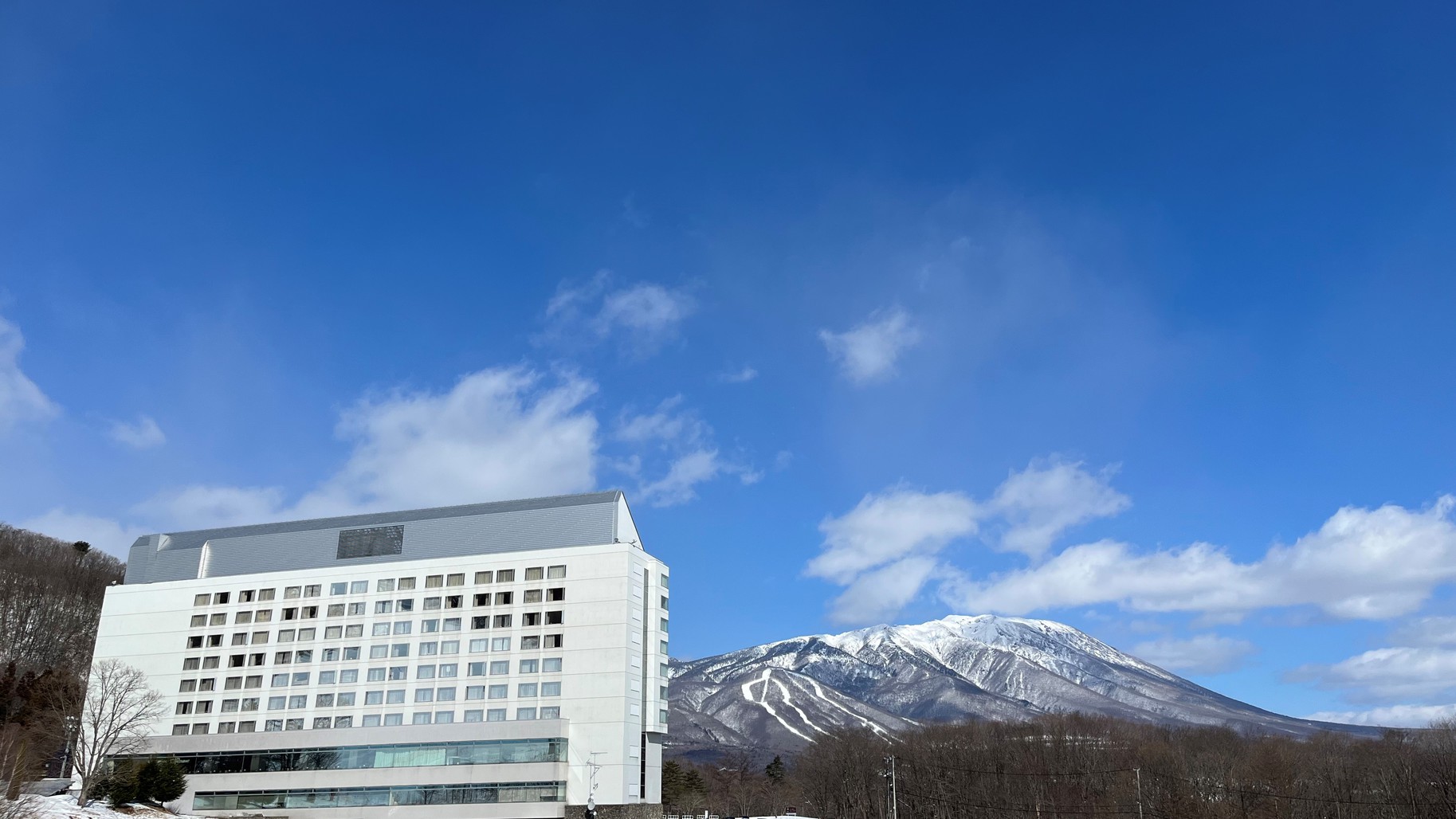 ホテルと岩手山 (南部富士とも呼ばれる)