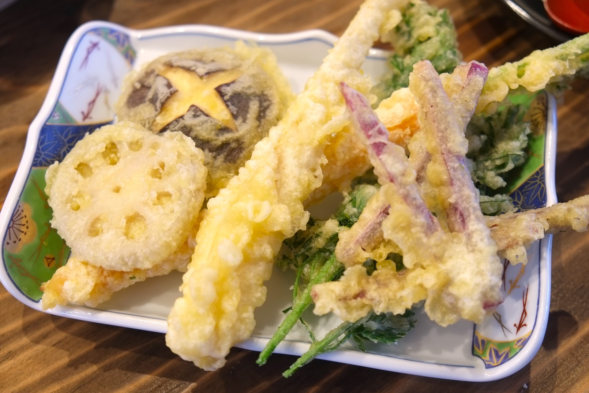 四季折々の山の恵みや旬のお野菜を中心に約四種ほどお作りするアツアツ山の天ぷら。
