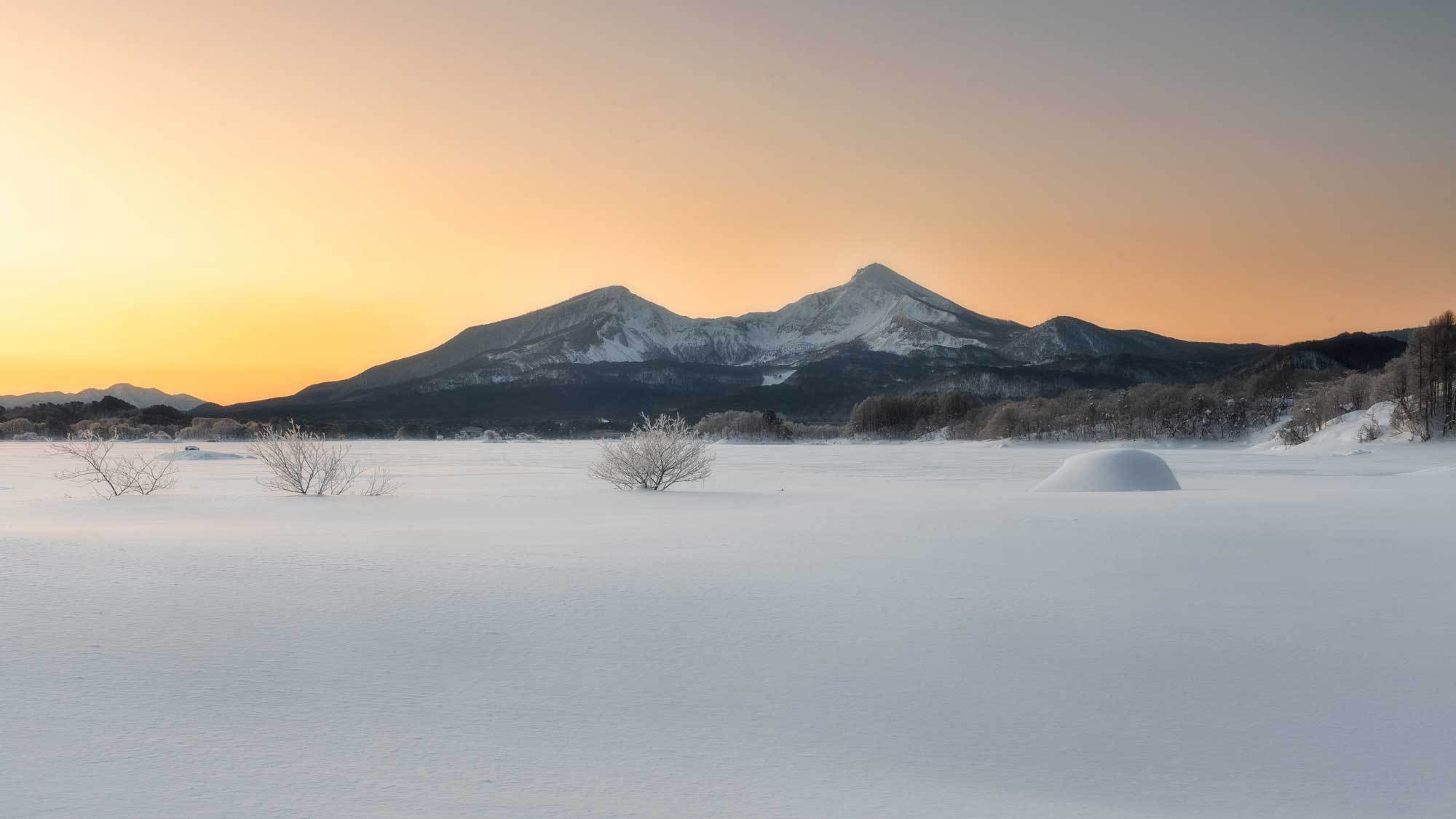 冬の磐梯山と曽原湖