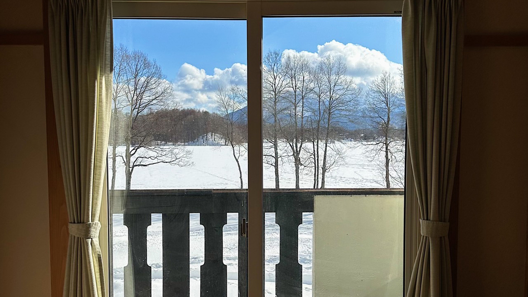 【セカンド：客室イメージ①】お部屋の窓からは凍結した曽原湖と磐梯山が一望できます。