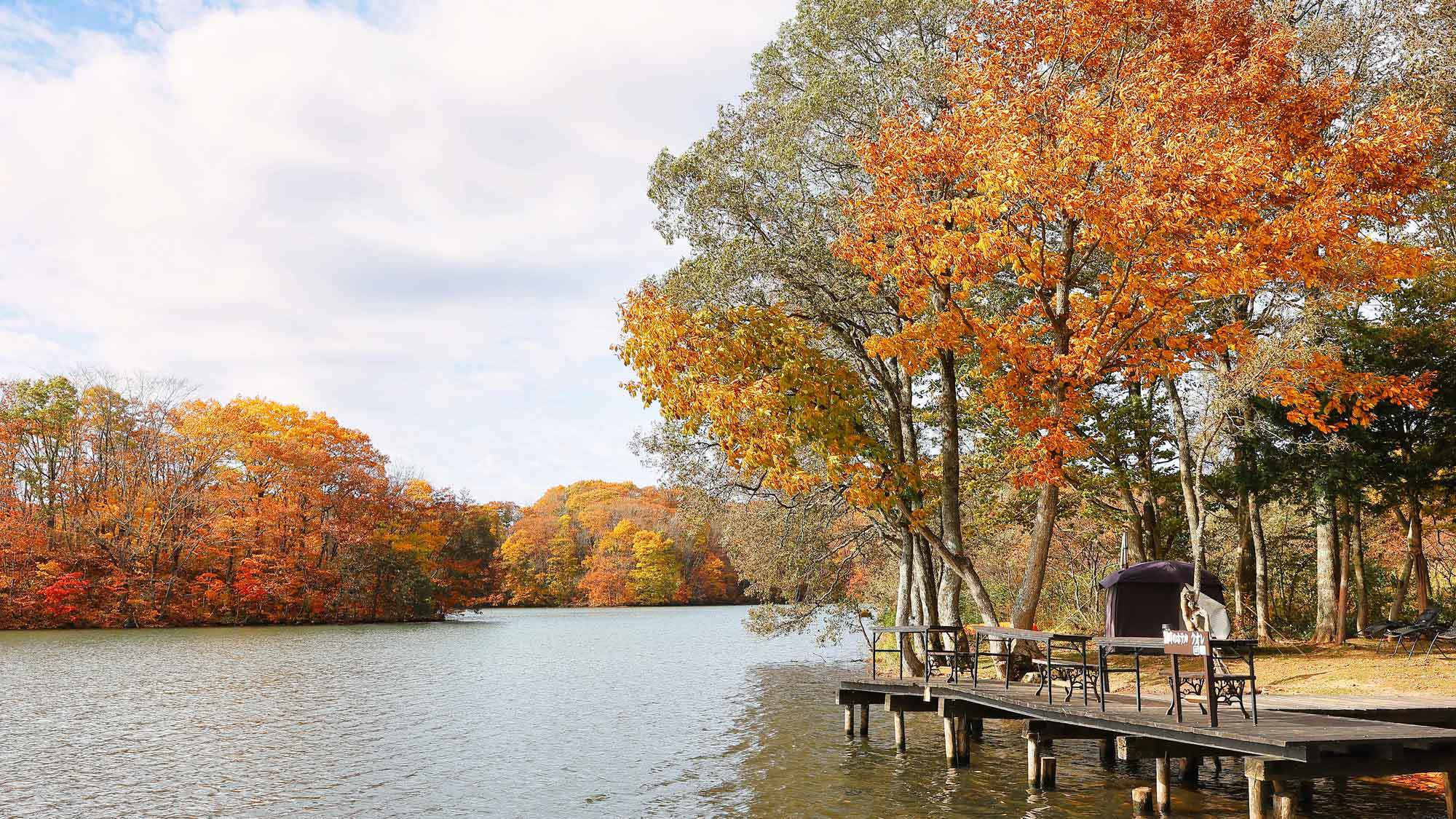 紅葉の時期は曽原湖が色鮮やかに。