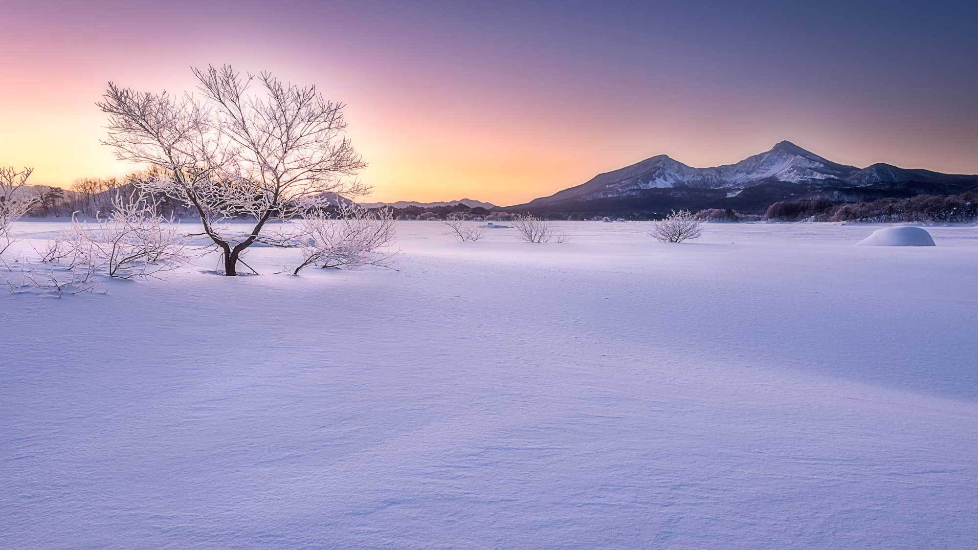 冬の磐梯山と曽原湖
