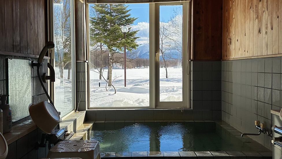 【セカンド：浴室】サウナ後はご入浴いただけます。天気の良い日は湖畔と磐梯山が綺麗に見えます。