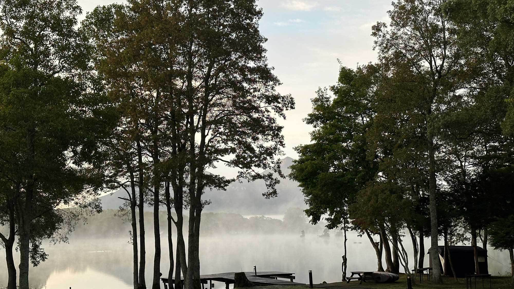 朝靄のかかった曽原湖
