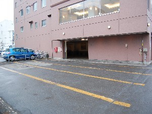 屋外駐車場は建物に隣接しております。ワゴン車等大型車の駐車もＯＫ！