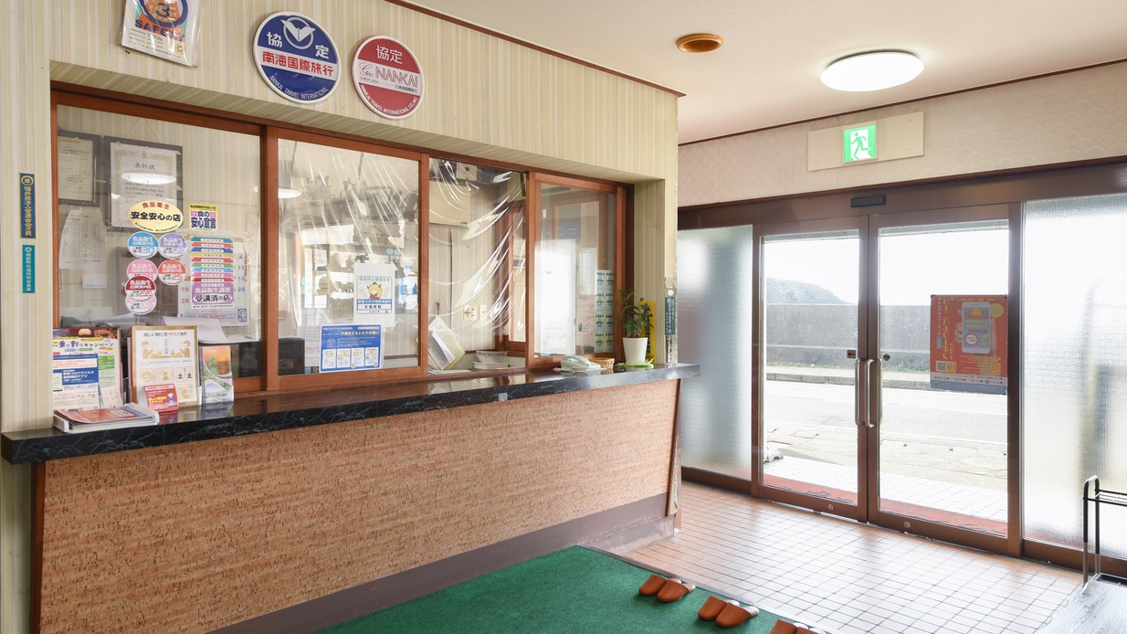 *【フロント】皆様のご来館をお待ちしております。当館で素敵なひと時をお過ごしください♪
