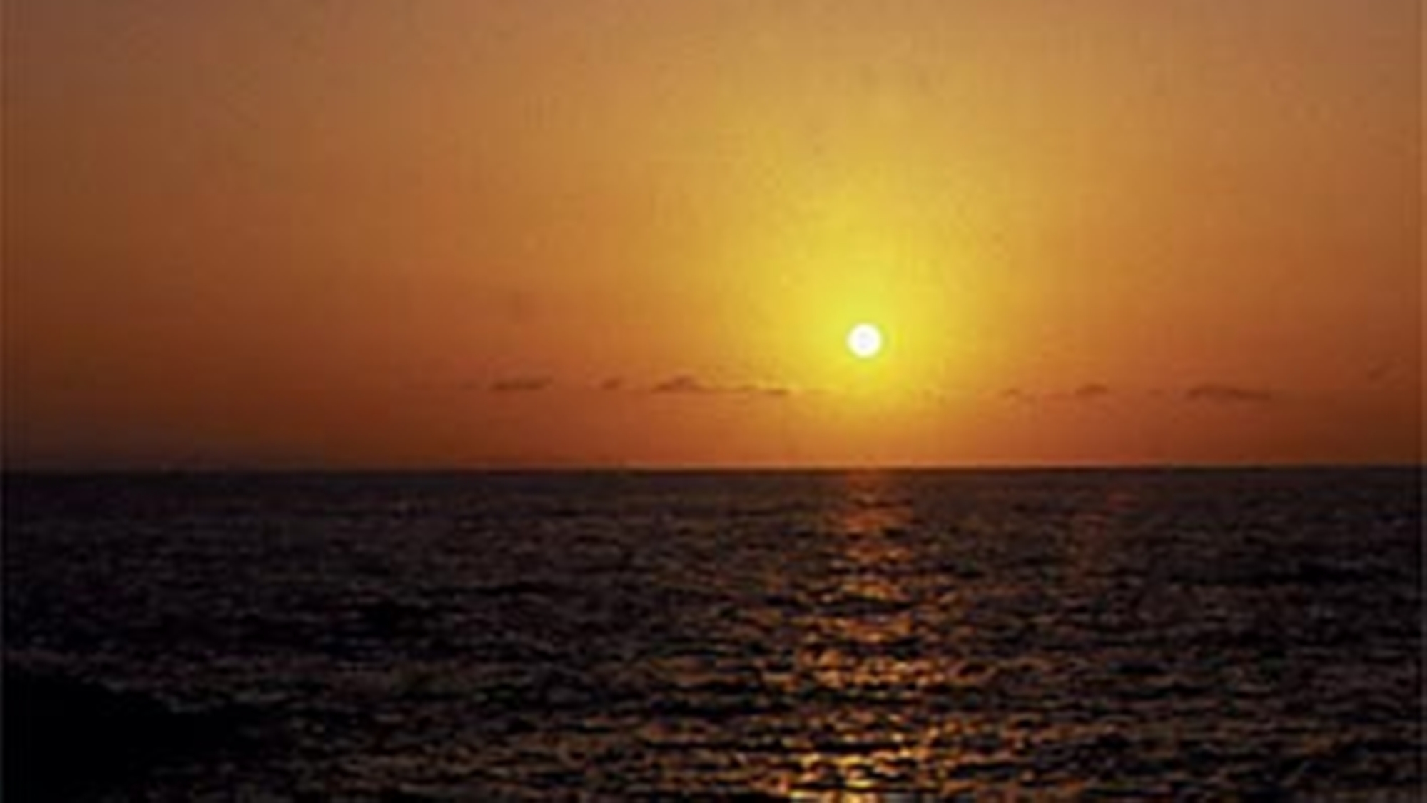 *【施設周辺】越前海岸からの夕日。晴天でなくても色づく雲が綺麗み見られます。